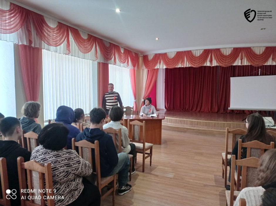 Спеціалісти Чортківського міськрайонного центру ДУ «Тернопільський ОЦКПЦ МОЗ» розповідали учням про ВІЛ/СНІД у ліцеях №3 та №5 в Чорткові