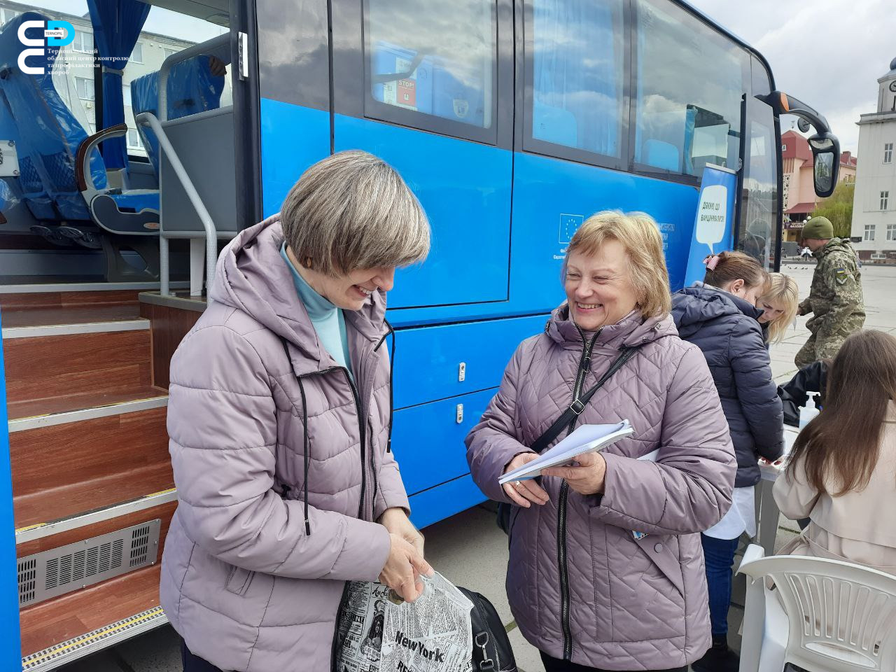 🚑 У вакцинальному автобусі Центру контролю профілактики хвороб в Чорткові вакциновано рекордну кількість людей 