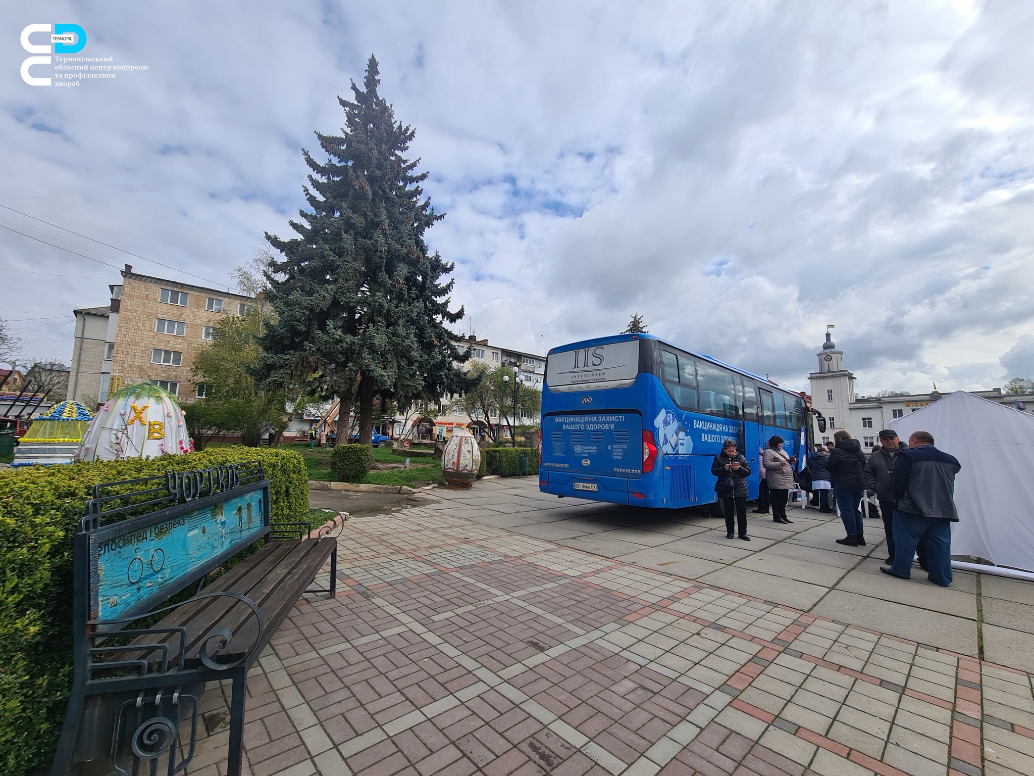 🚑 У Чорткові працював вакцинальний автобус Центру контролю профілактики хвороб 