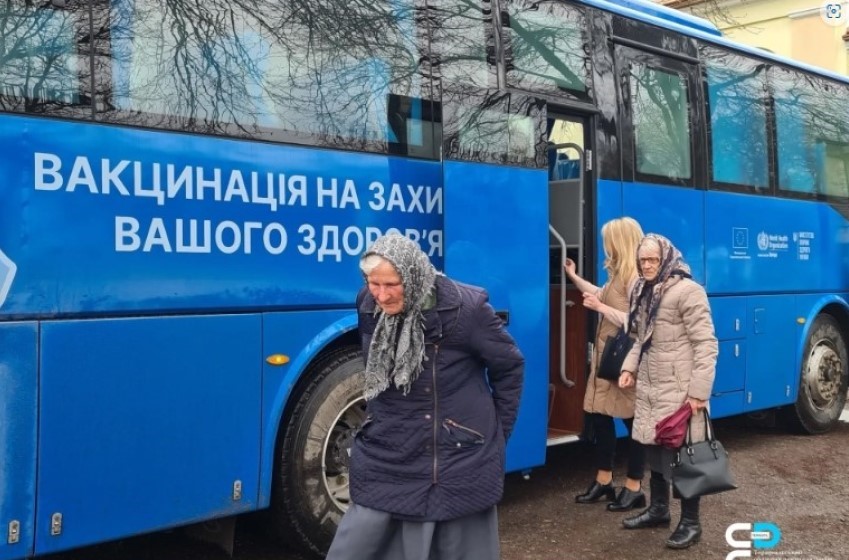 🚌 Вакцинальні автобуси, подаровані раніше цього року Представництвом ВООЗ в Україні Міністерству охорони здоров’я, активно працюють у регіонах для проведення масштабної вакцинації в Україні та захисту найбільш уразливих верств населення