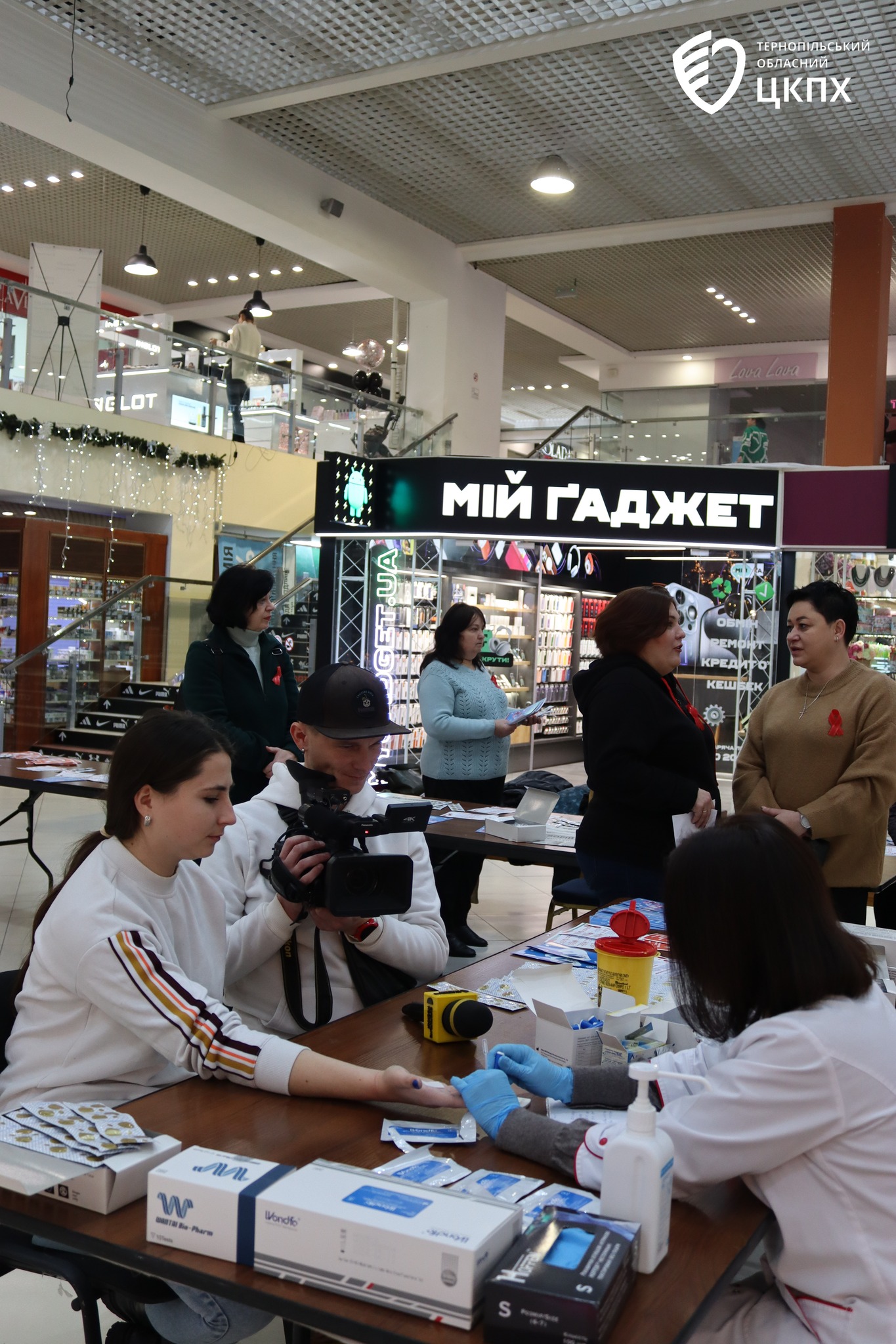 В рамках інформаційного проєкту ДУ «Тернопільський обласний ЦКПХ МОЗ» «Знати, щоб жити» у Всесвітній день боротьби зі СНІДом відбулася інформаційно-просвітницька акція «Попереджений - захищений»