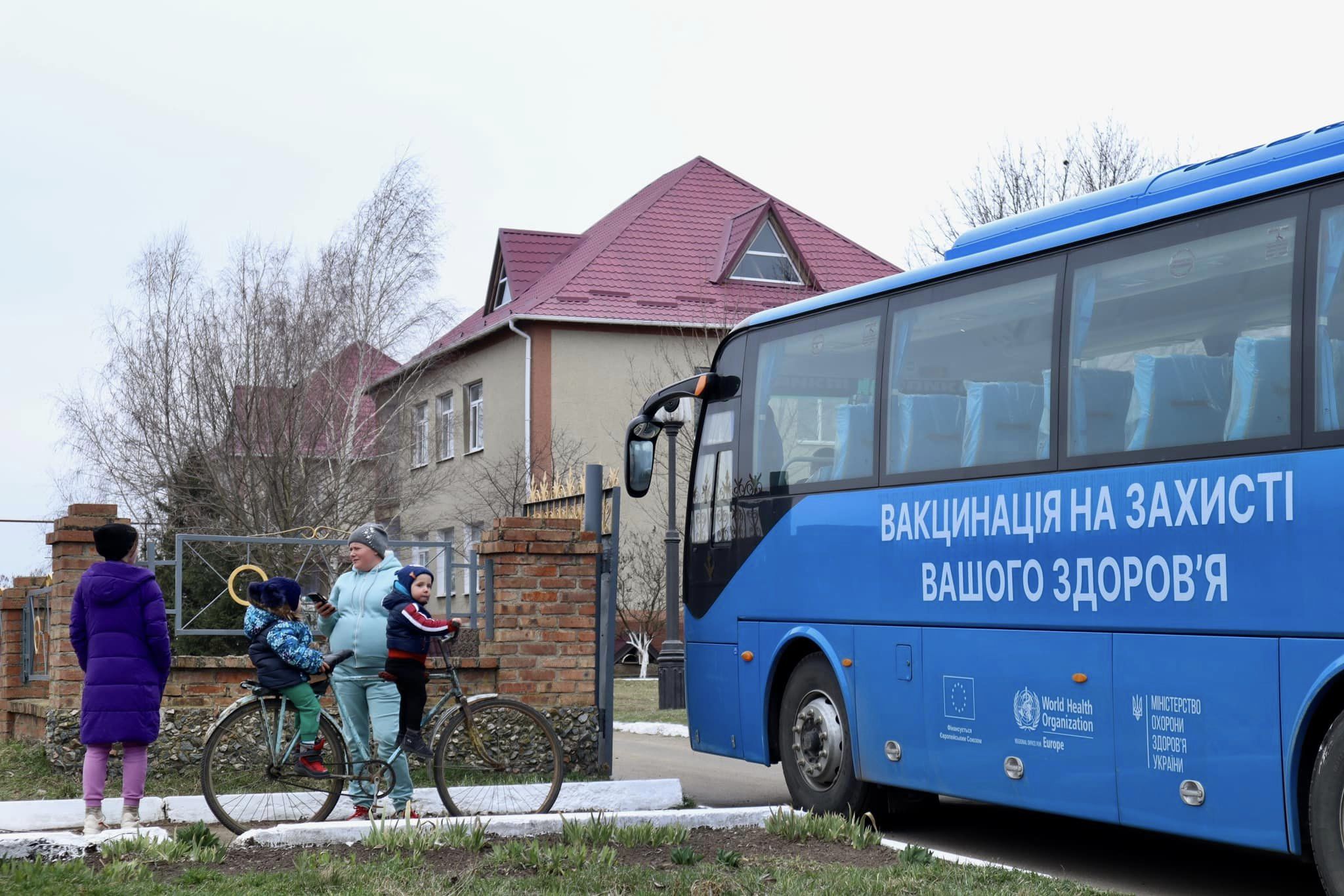 🚌 Вакцинальні автобуси, подаровані раніше цього року Представництвом ВООЗ в Україні Міністерству охорони здоров’я, активно працюють у регіонах для проведення масштабної вакцинації в Україні та захисту найбільш уразливих верств населення