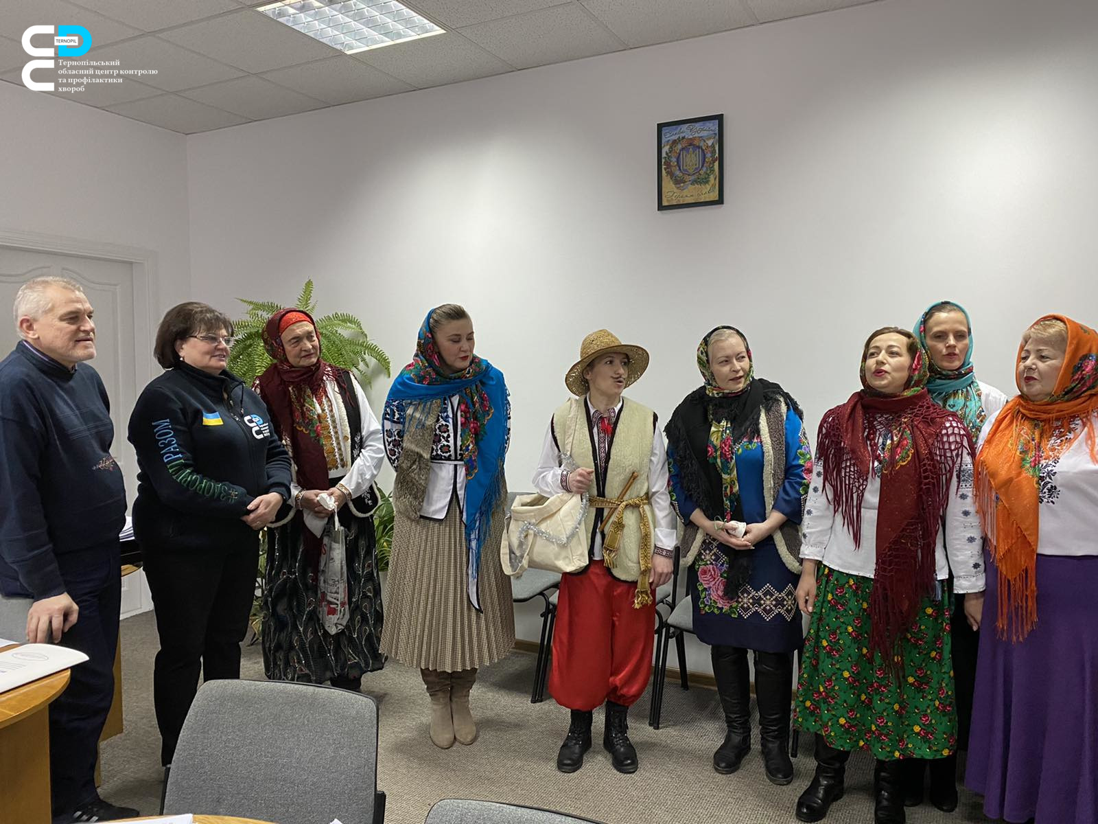 З нагоди свята Маланки до ДУ "Тернопільський ОЦКПХ МОЗ " завітали щедрувальники. Персонажами різдвяно-новорічного українського національного фольклору виступили наші працівники обласного центру контролю та профілактики хвороб МОЗ.  А допомагала їм у цьому заступниця генерального директора з впровадження системи управління якістю "Тернопільського обласного центру контролю та профілактики хвороб МОЗ України" Юлія Кравчук. Учасники вертепу презентували присутнім святкові пісні-щедрівки.  Також вони піснями та 