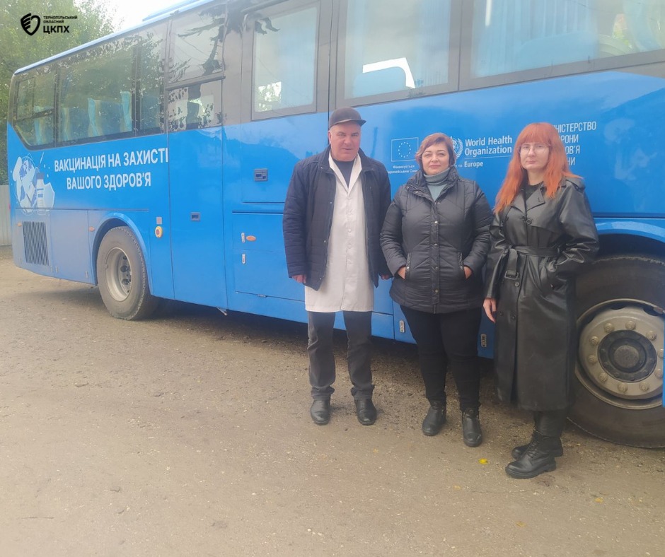 Вакцинальний автобус Кременецького міськрайонного центру ДУ «Тернопільський ОЦКПХ МОЗ» у Лановецькій ОТГ на Тернопільщині