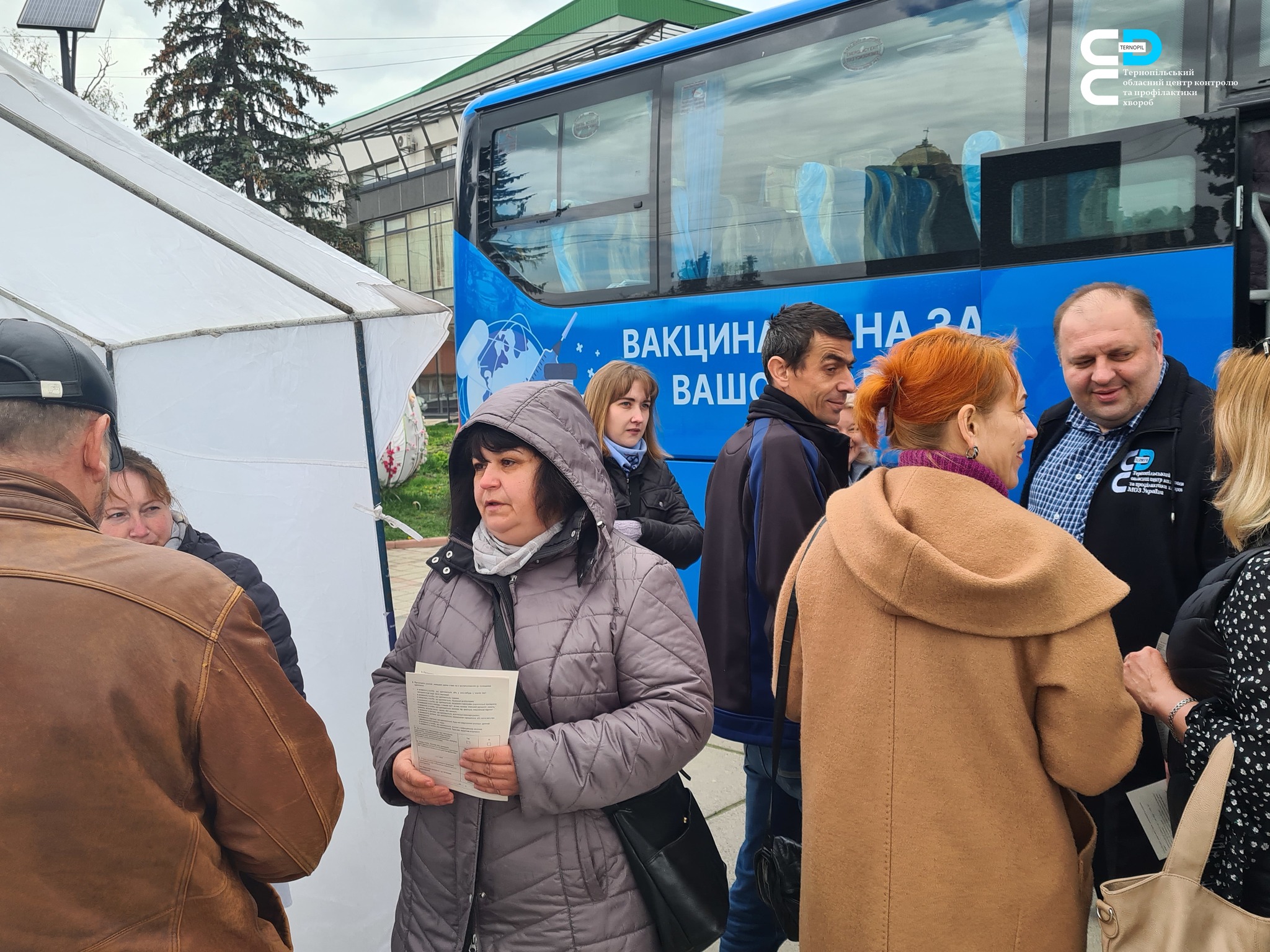 🚑 У вакцинальному автобусі Центру контролю профілактики хвороб в Чорткові вакциновано рекордну кількість людей 