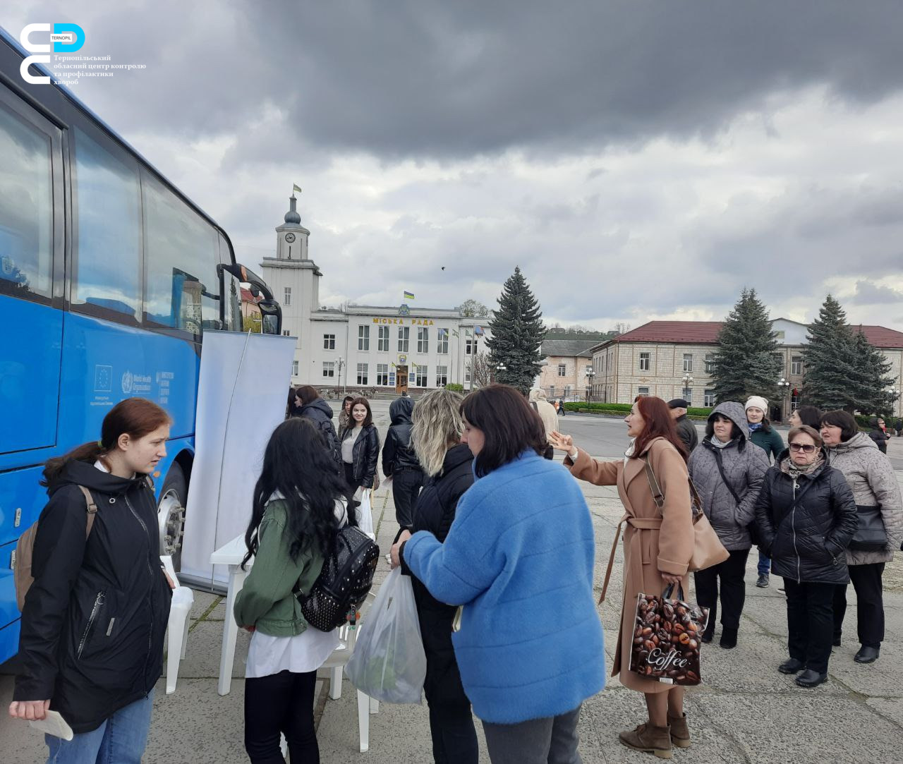 🚑 У Чорткові працював вакцинальний автобус Центру контролю профілактики хвороб 