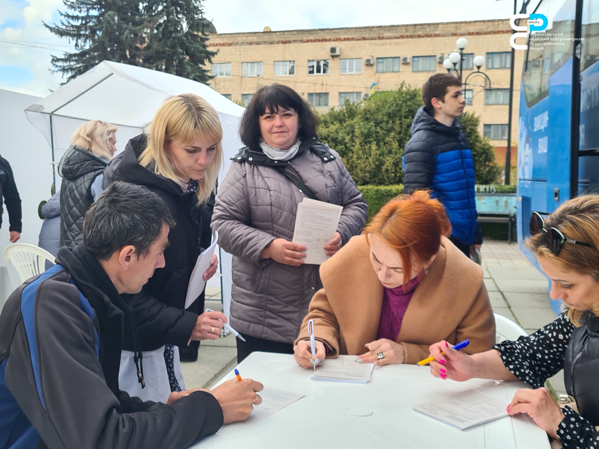 🚑 У Чорткові працював вакцинальний автобус Центру контролю профілактики хвороб 