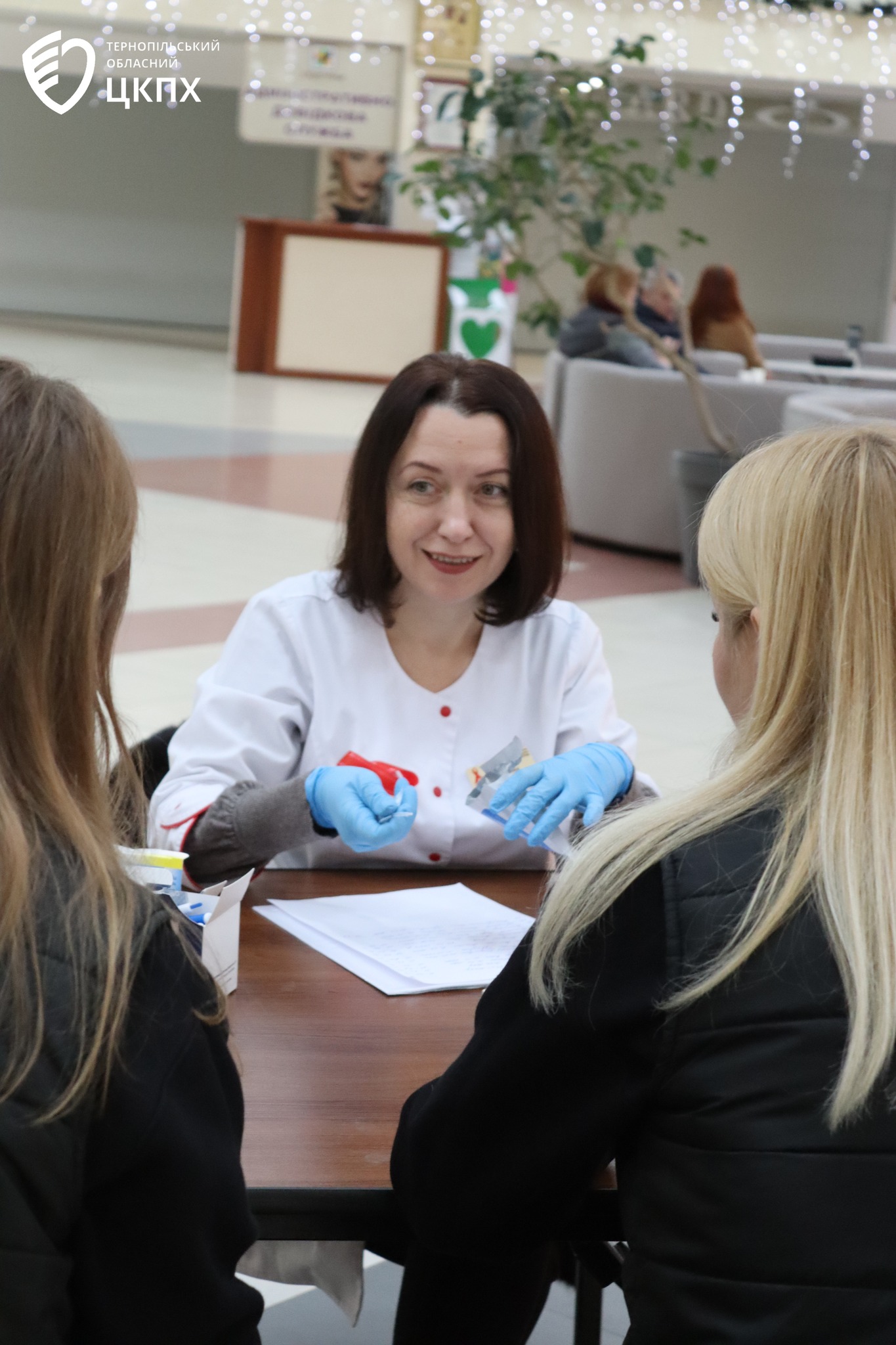 В рамках інформаційного проєкту ДУ «Тернопільський обласний ЦКПХ МОЗ» «Знати, щоб жити» у Всесвітній день боротьби зі СНІДом відбулася інформаційно-просвітницька акція «Попереджений - захищений»